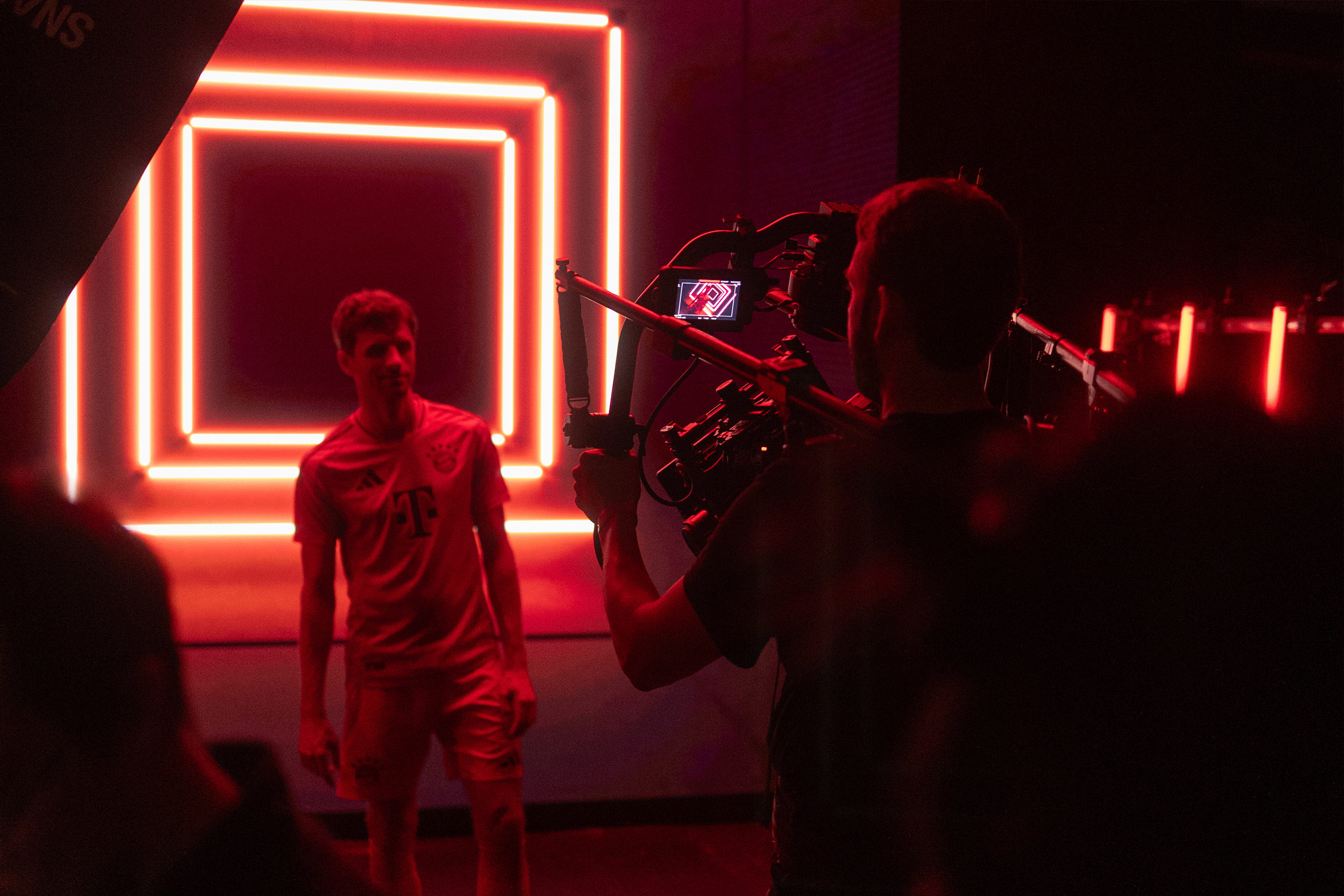 Hochwertiges Kameraequipment von Canon bei einer Produktion mit Serge Gnabry für ein Content Video für adidas und dem FC Bayern München von quadratkollektiv aus Nürnberg. /