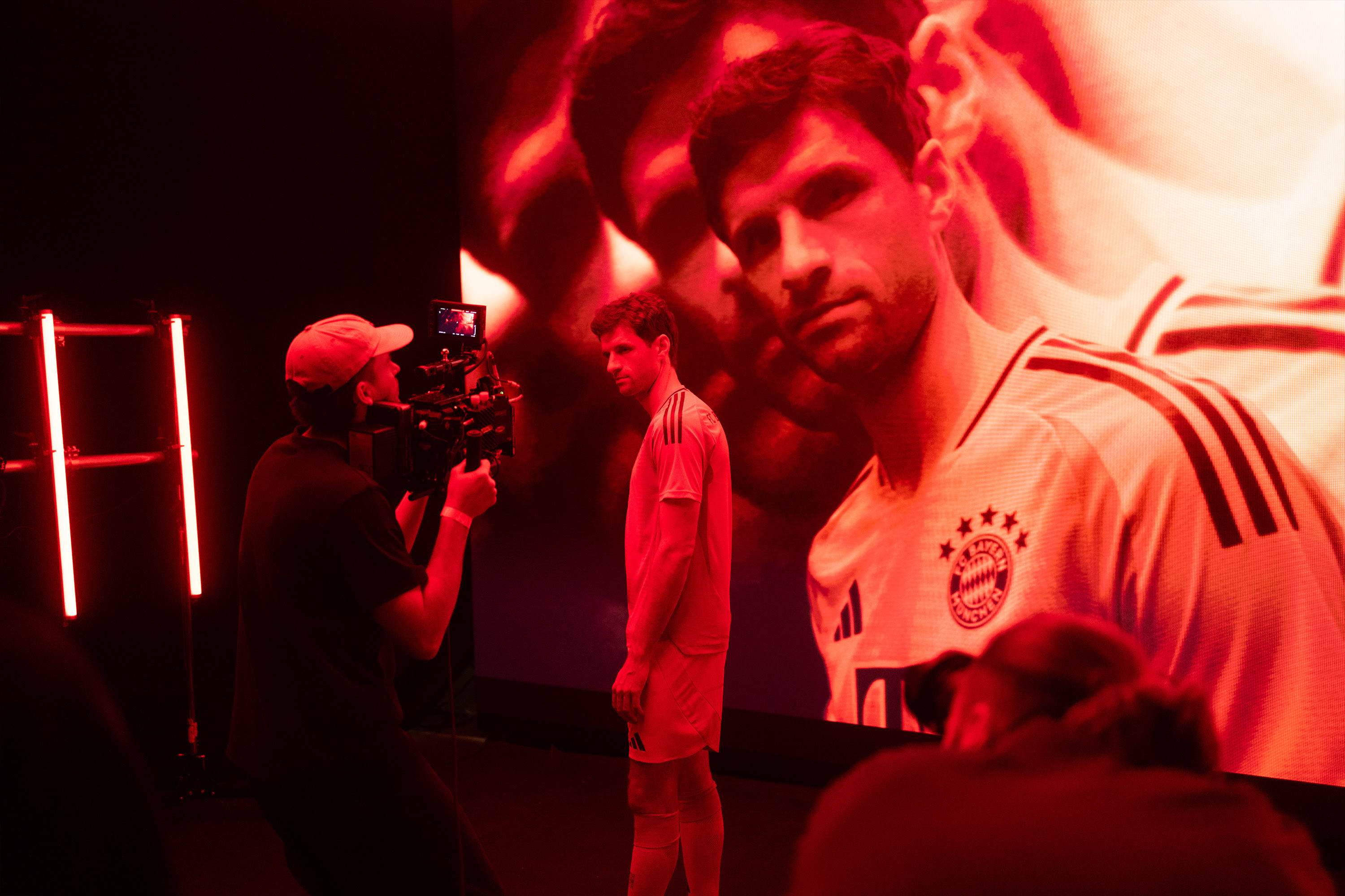 Hochwertiges Kameraequipment von Canon bei einer Produktion mit Thomas Müller für ein Content Video für adidas und dem FC Bayern München von quadratkollektiv aus Nürnberg. / High-quality camera equipment from Canon used in a production with Thomas Müller for a content video for adidas and FC Bayern Munich by quadratkollektiv from Nuremberg.