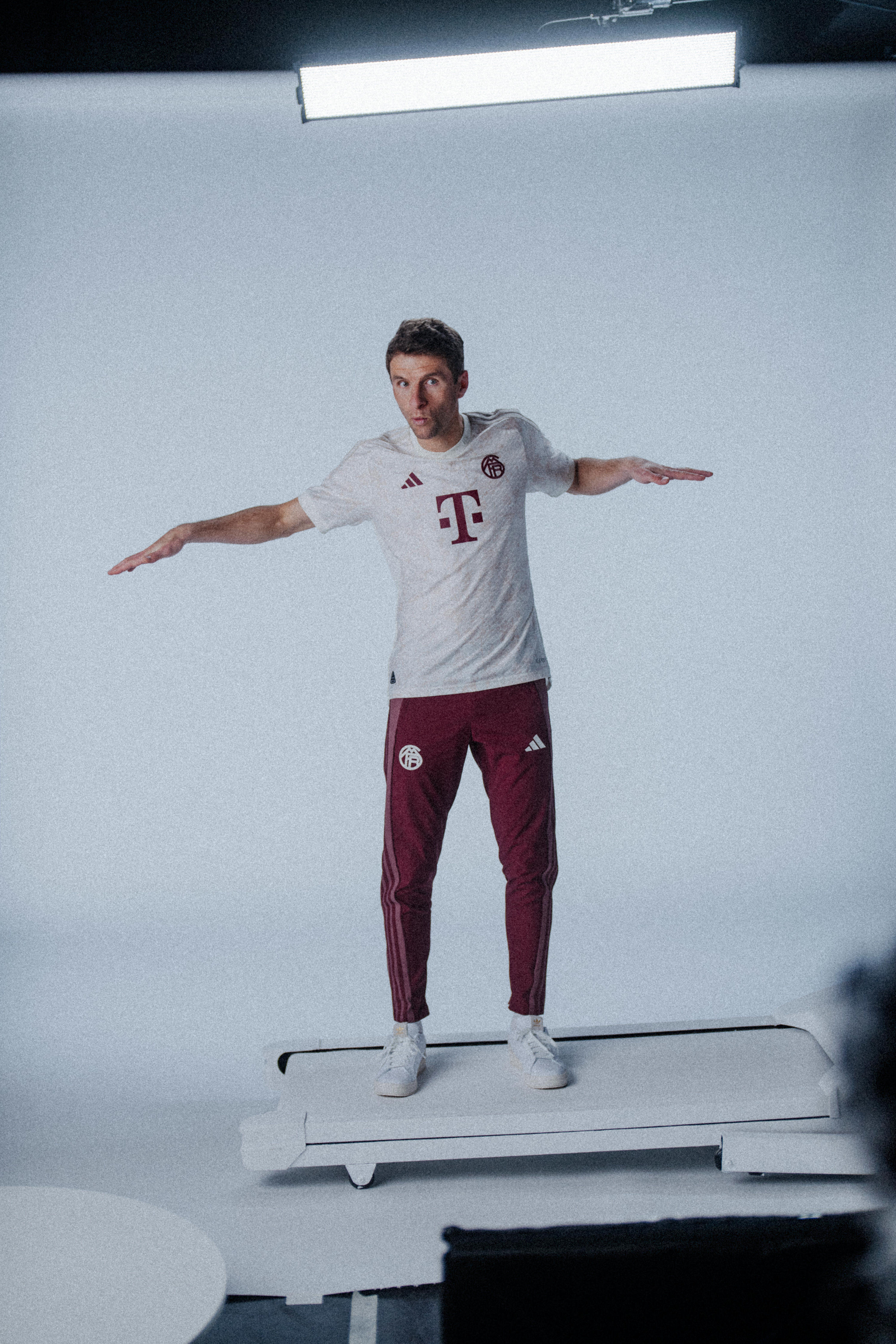 Hochwertiges Kameraequipment von Canon bei einer Produktion mit Thomas Müller für ein Content Video für adidas und dem FC Bayern München von quadratkollektiv aus Nürnberg. / High-quality camera equipment from Canon used in a production with Thomas Müller for a content video for adidas and FC Bayern Munich by quadratkollektiv from Nuremberg.