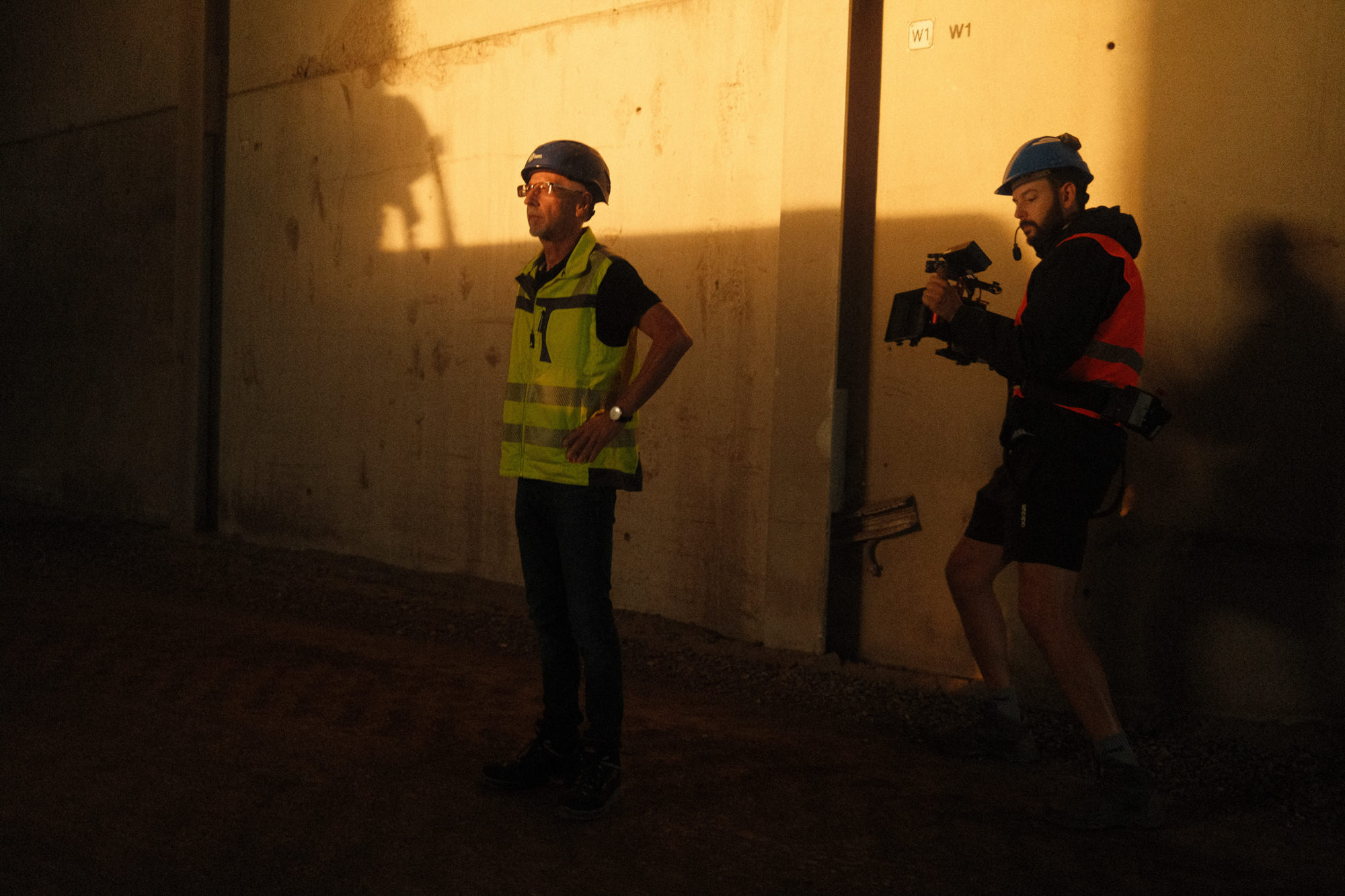 In den frühen Morgenstunden ist quadratkollektiv aus Nürnberg schon am Set für einen Imagefilm. / In the early hours of the morning, quadratkollektiv from Nuremberg is already on set for a promotional film.