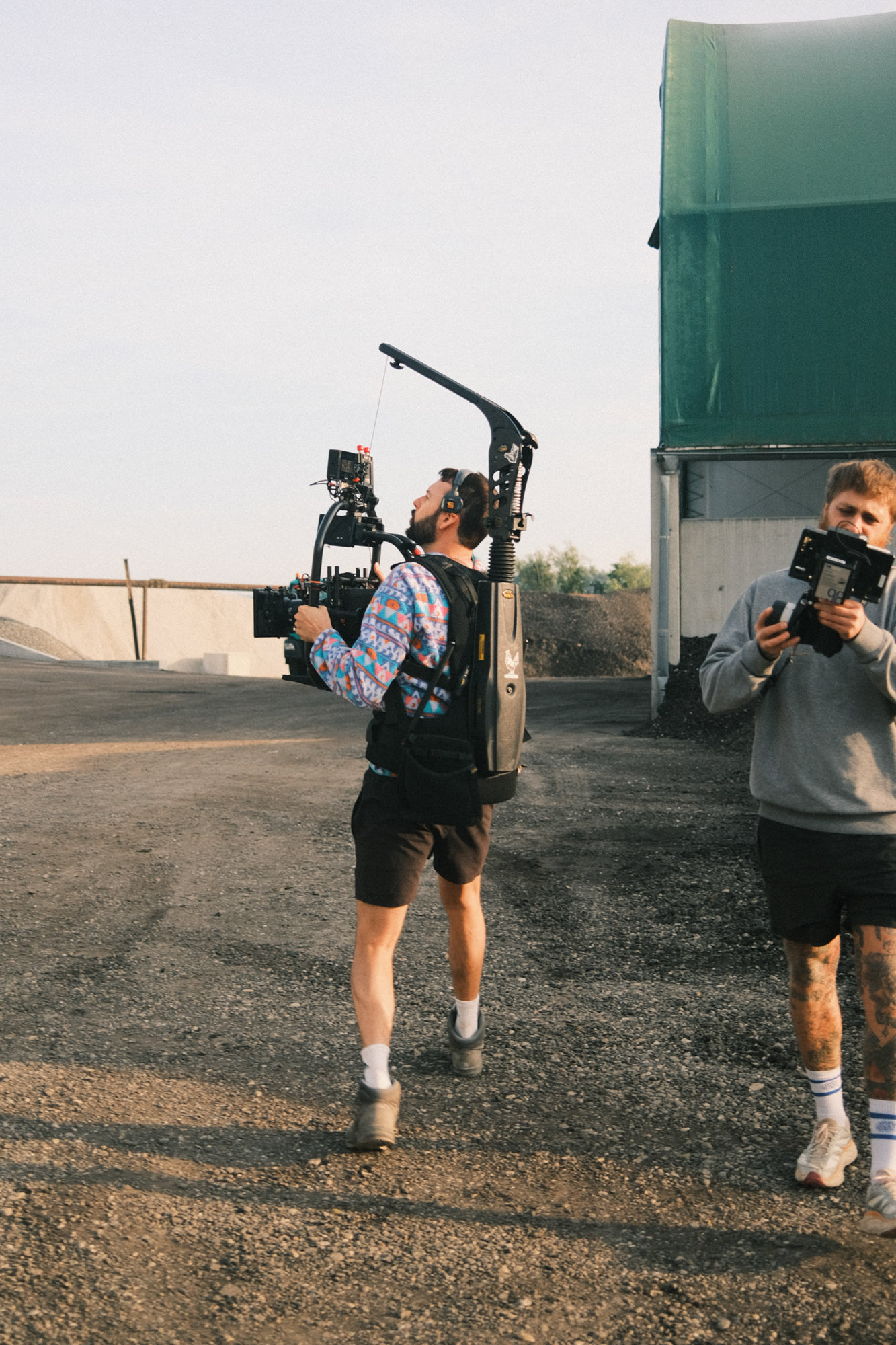 Produktion eines Videos von quadratkollektiv auf einer Baustelle mit hochwertigem Kameraequipment. / Production of a video by quadratkollektiv on a construction site using high-quality camera equipment.