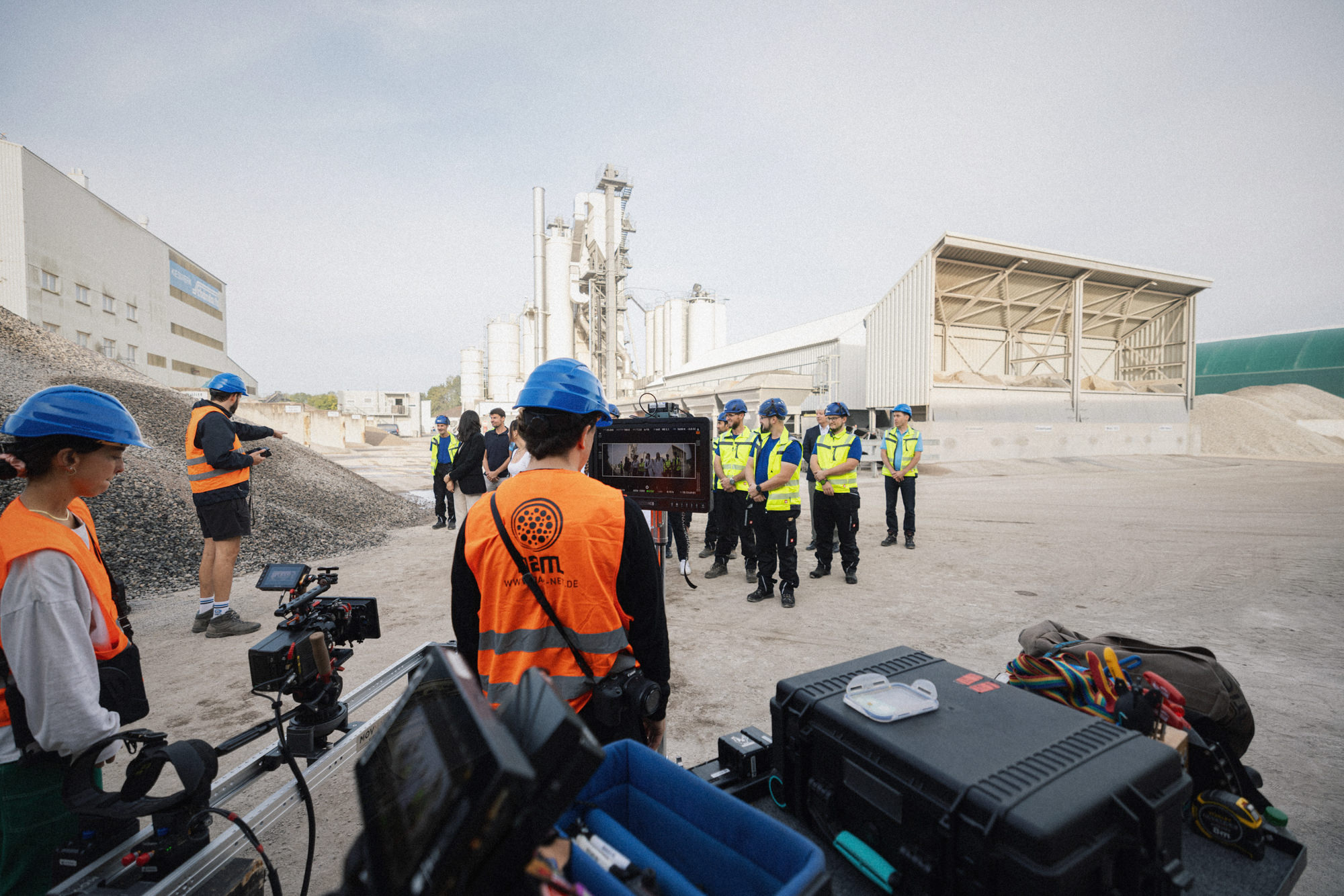 Produktion eines Imagefilms von quadratkollektiv auf einer Baustelle mit hochwertigem Kameraequipment. / Production of a promotional film by quadratkollektiv on a construction site using high-quality camera equipment.