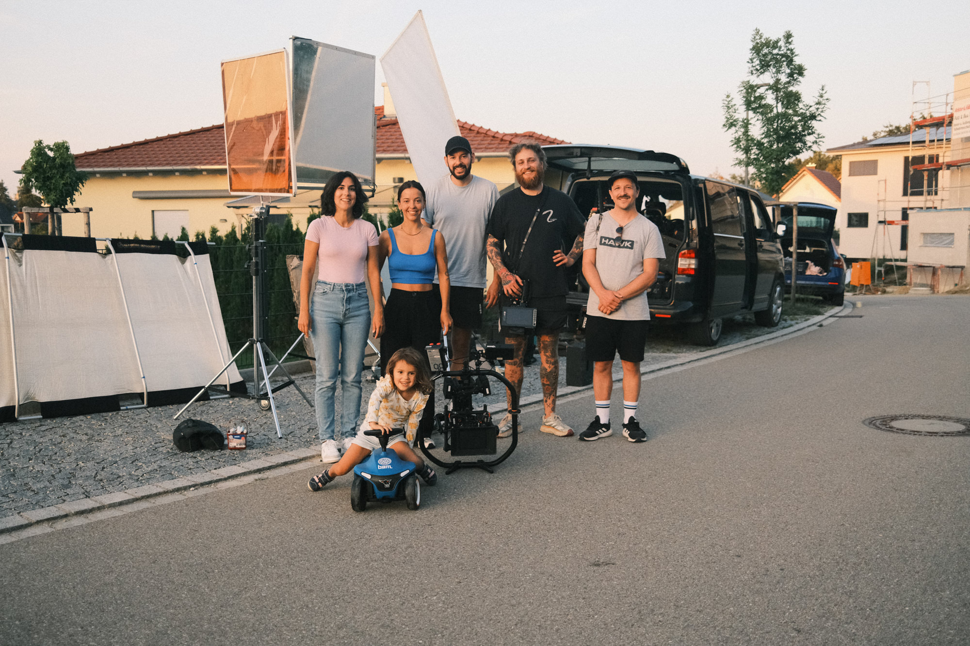 Spaß und gute Laune am Set für einen Commercial von der Filmproduktionsfirma quadratkollektiv. / Fun and good vibes on set for a commercial by the film production company quadratkollektiv.