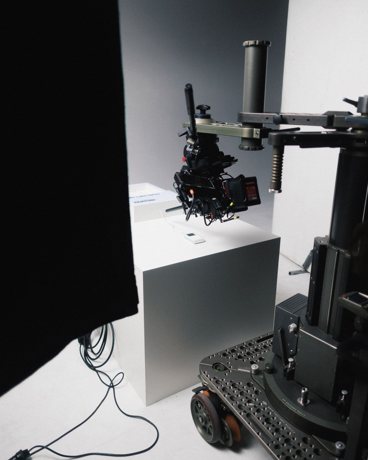 Hochwertige Kinokameras von RED mit High Speed Funktion und Makroobjektiven auf einem Hubsäulendolly für eine Studioproduktion von quadratkollektiv aus Nürnberg / High-quality RED cinema cameras with high-speed function and macro lenses on a lift column dolly for a studio production by quadratkollektiv from Nuremberg.