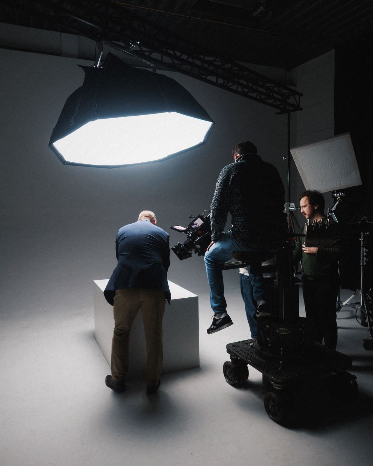 Hochwertige Kinokameras von RED mit High Speed Funktion und Makroobjektiven auf einem Hubsäulendolly für eine Studioproduktion von quadratkollektiv aus Nürnberg / High-quality RED cinema cameras with high-speed function and macro lenses on a lift column dolly for a studio production by quadratkollektiv from Nuremberg.