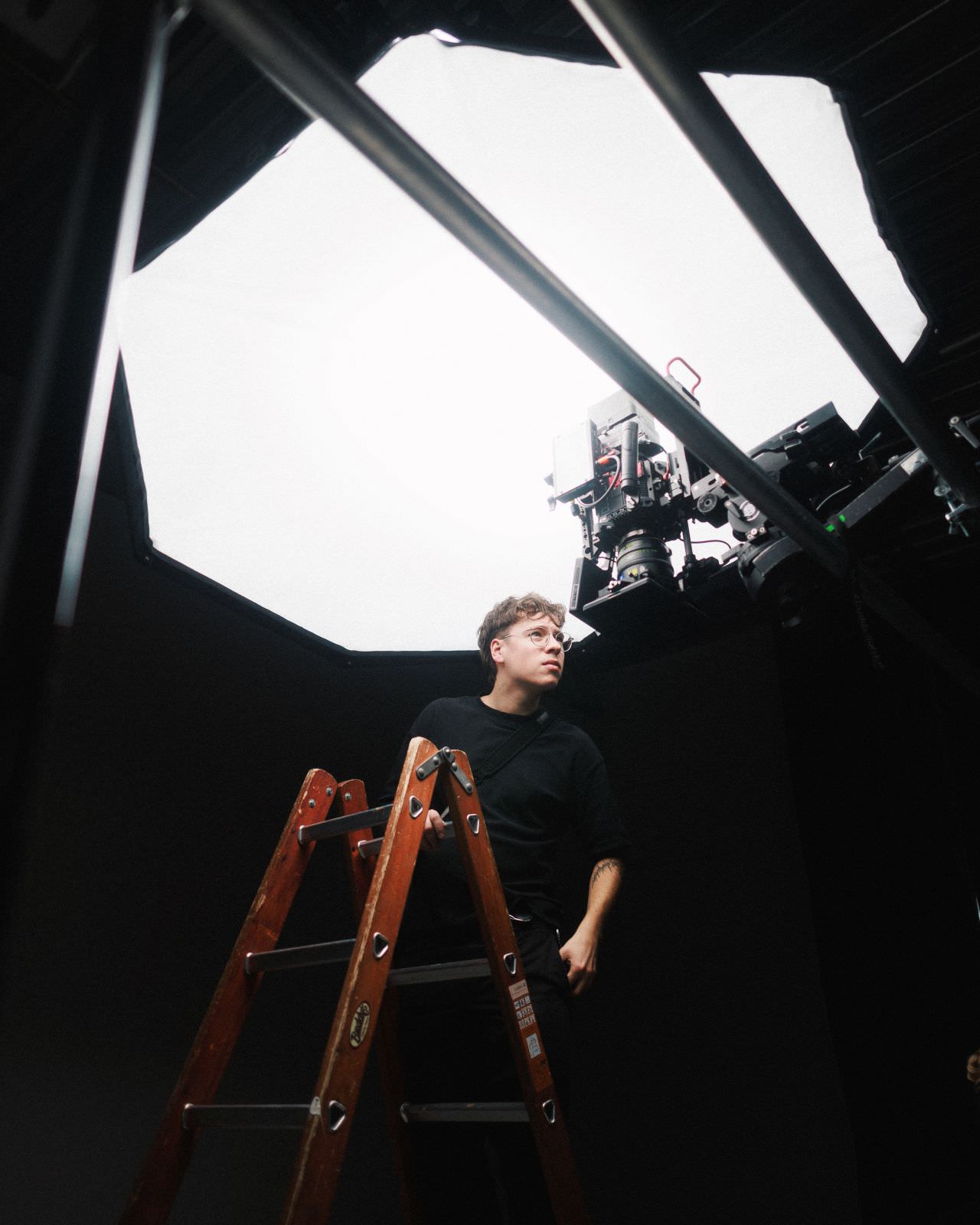 Der Kameramann berät sich mit dem Kameraassistenten am Set eines Werbespots von quadratkollektiv aus Nürnberg / The cameraman consults with the camera assistant on the set of a commercial by quadratkollektiv from Nuremberg