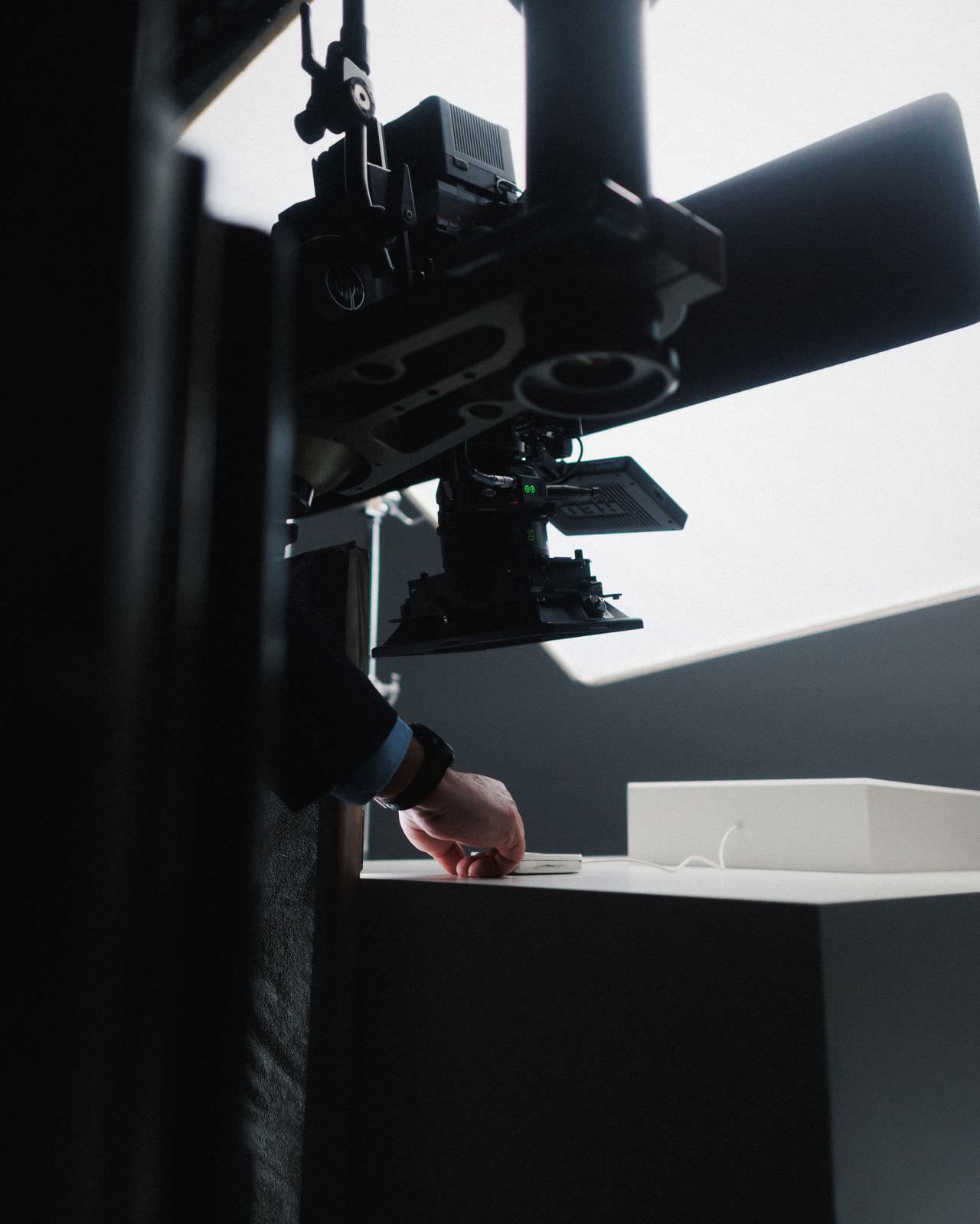 Hochwertige Kinokameras von RED mit High Speed Funktion und Makroobjektiven auf einem Hubsäulendolly für eine Studioproduktion von quadratkollektiv aus Nürnberg / High-quality RED cinema cameras with high-speed function and macro lenses on a lift column dolly for a studio production by quadratkollektiv from Nuremberg.