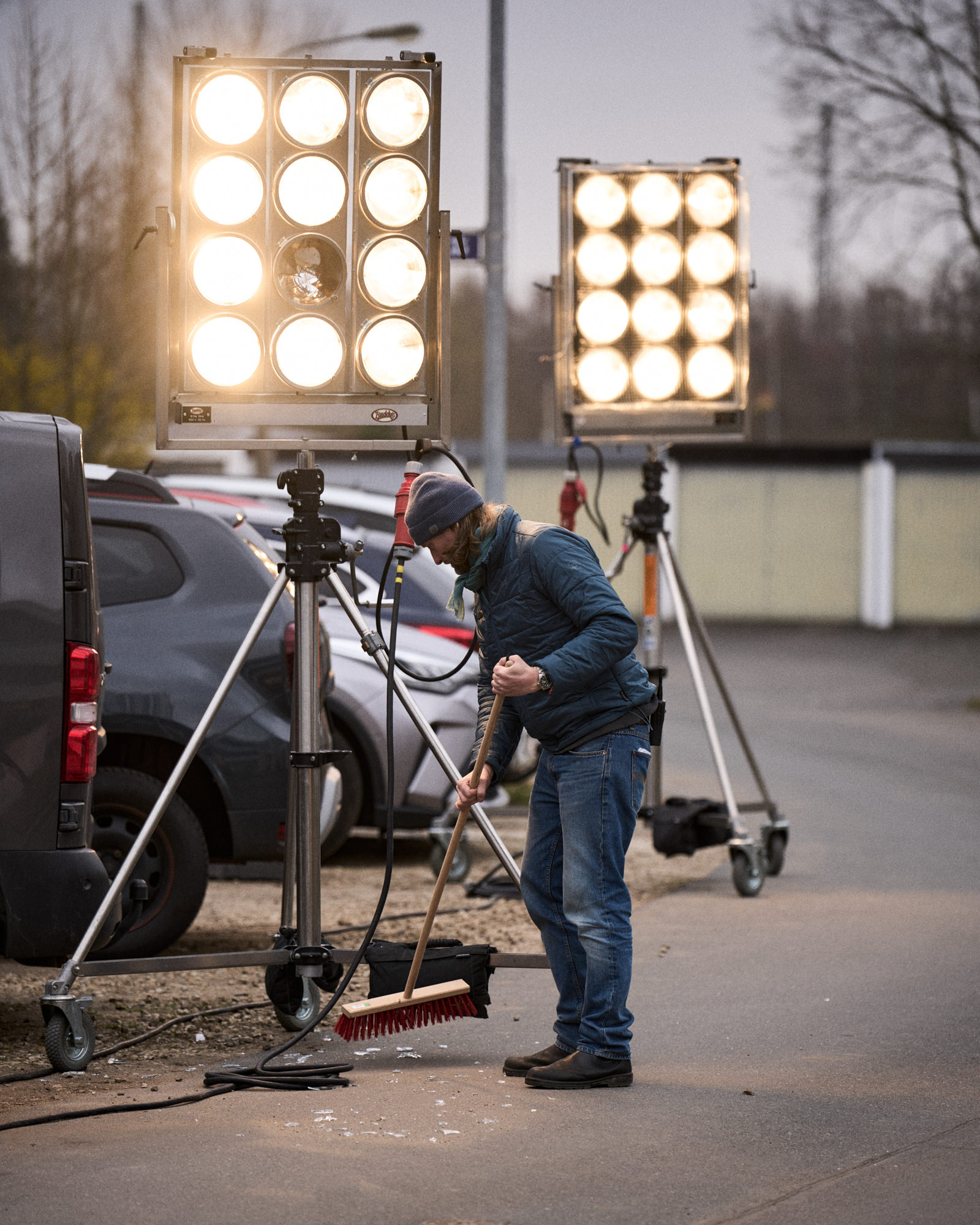 Der Oberbeleuchter richtet das professionelle Lichtequipment final ein. Werbefilmproduktion von quadratkollektiv aus Nürnberg / The gaffer makes the final adjustments to the professional lighting equipment. Advertising film production by quadratkollektiv from Nuremberg.