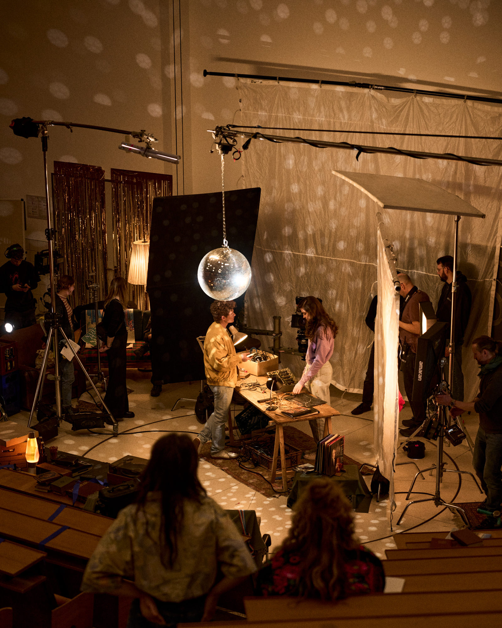 Aufwendiges Setdesign und professionelles Licht- und Kameraequipment für einen Commercial von der Videoproduktionsfirma quadratkollektiv. / Elaborate set design and professional lighting and camera equipment for a commercial by the video production company quadratkollektiv.