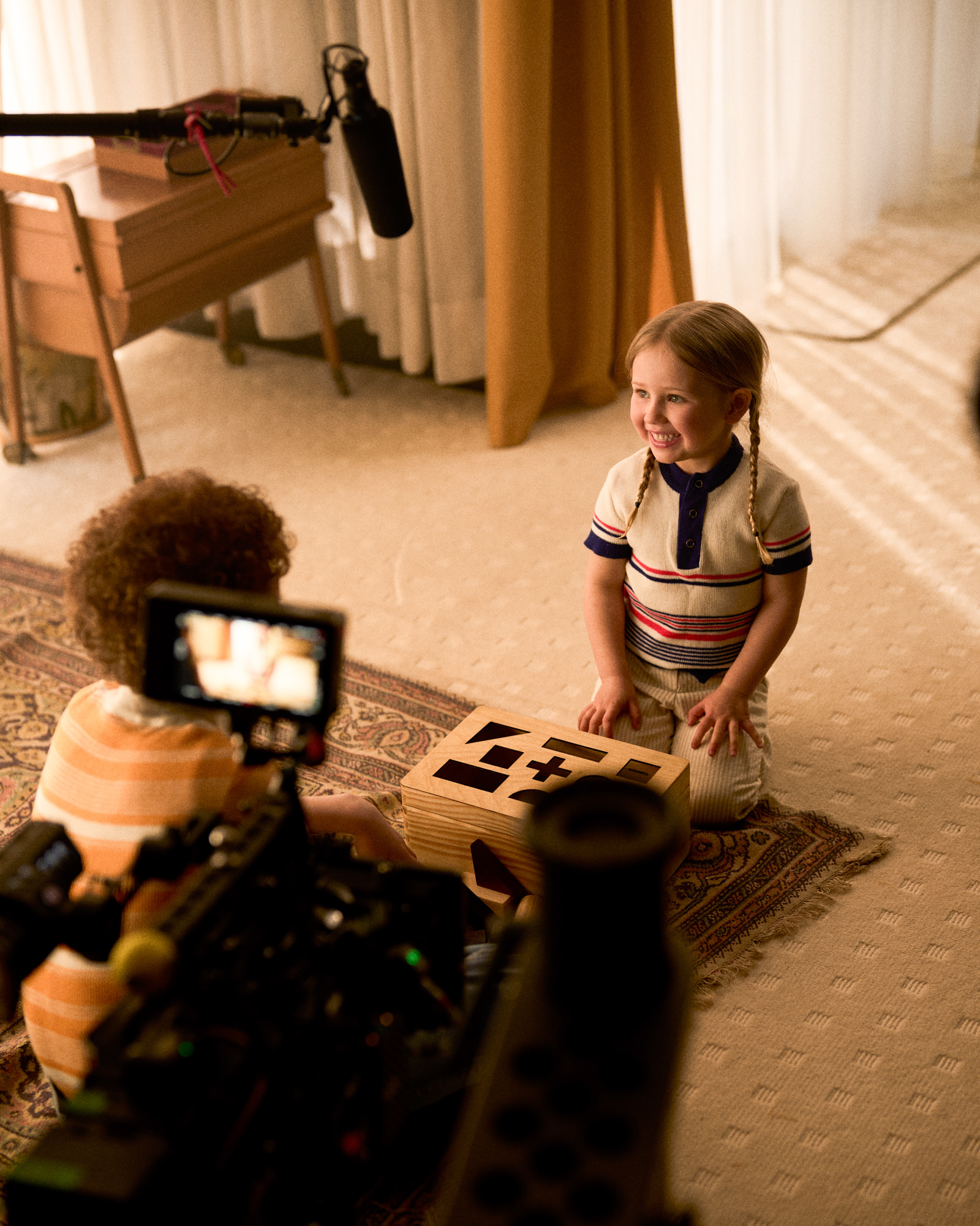 Die Kinderdarsteller haben Spaß am Set einer Werbefilmproduktion von quadratkollektiv. / The child actors are having fun on the set of a commercial film production by quadratkollektiv.
