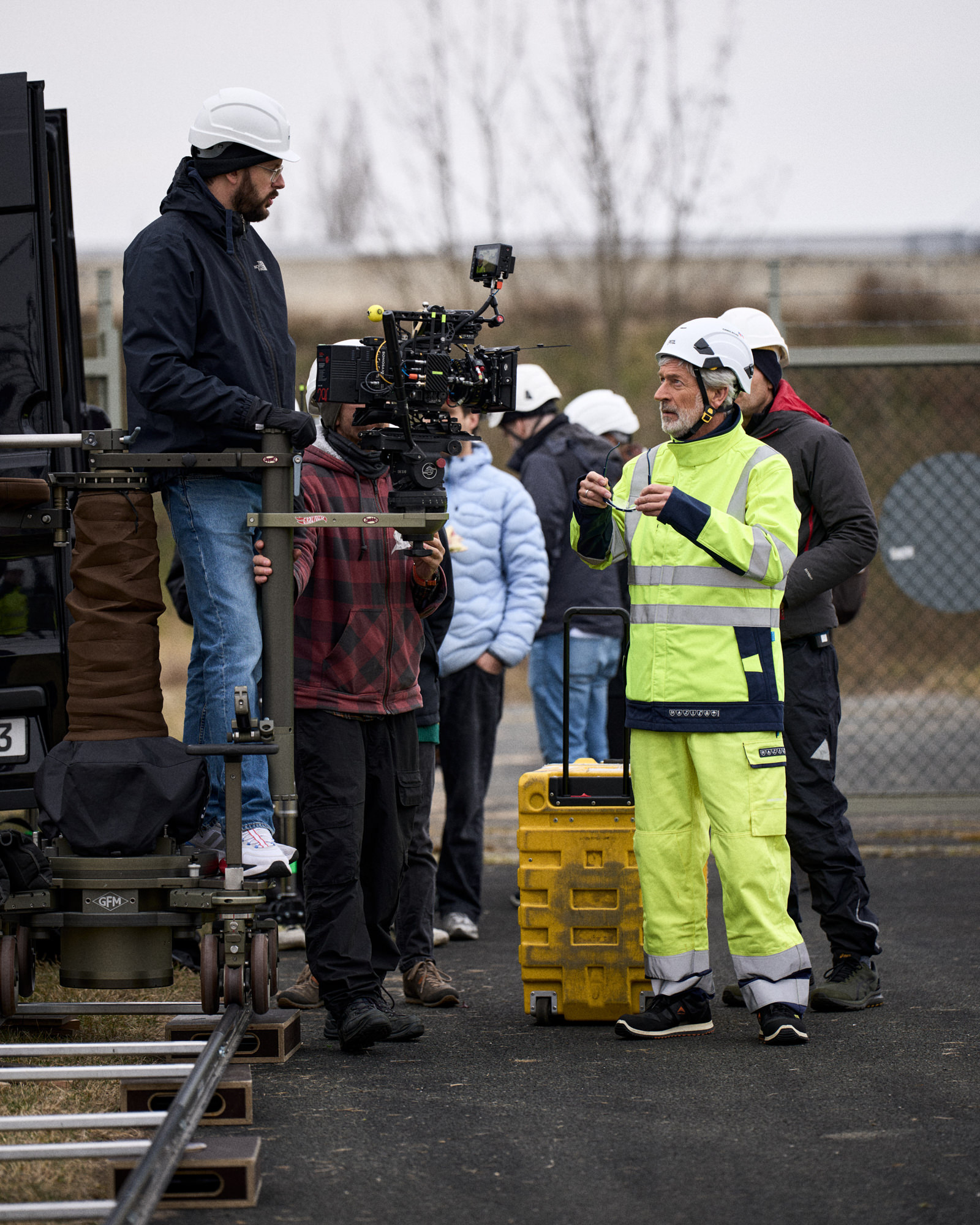 Der Hauptdarsteller berät die nächste Einstellung mit der Kameracrew bei einer Filmproduktion der Firma quadratkollektiv. / The lead actor discusses the next shot with the camera crew during a film production by the company quadratkollektiv.