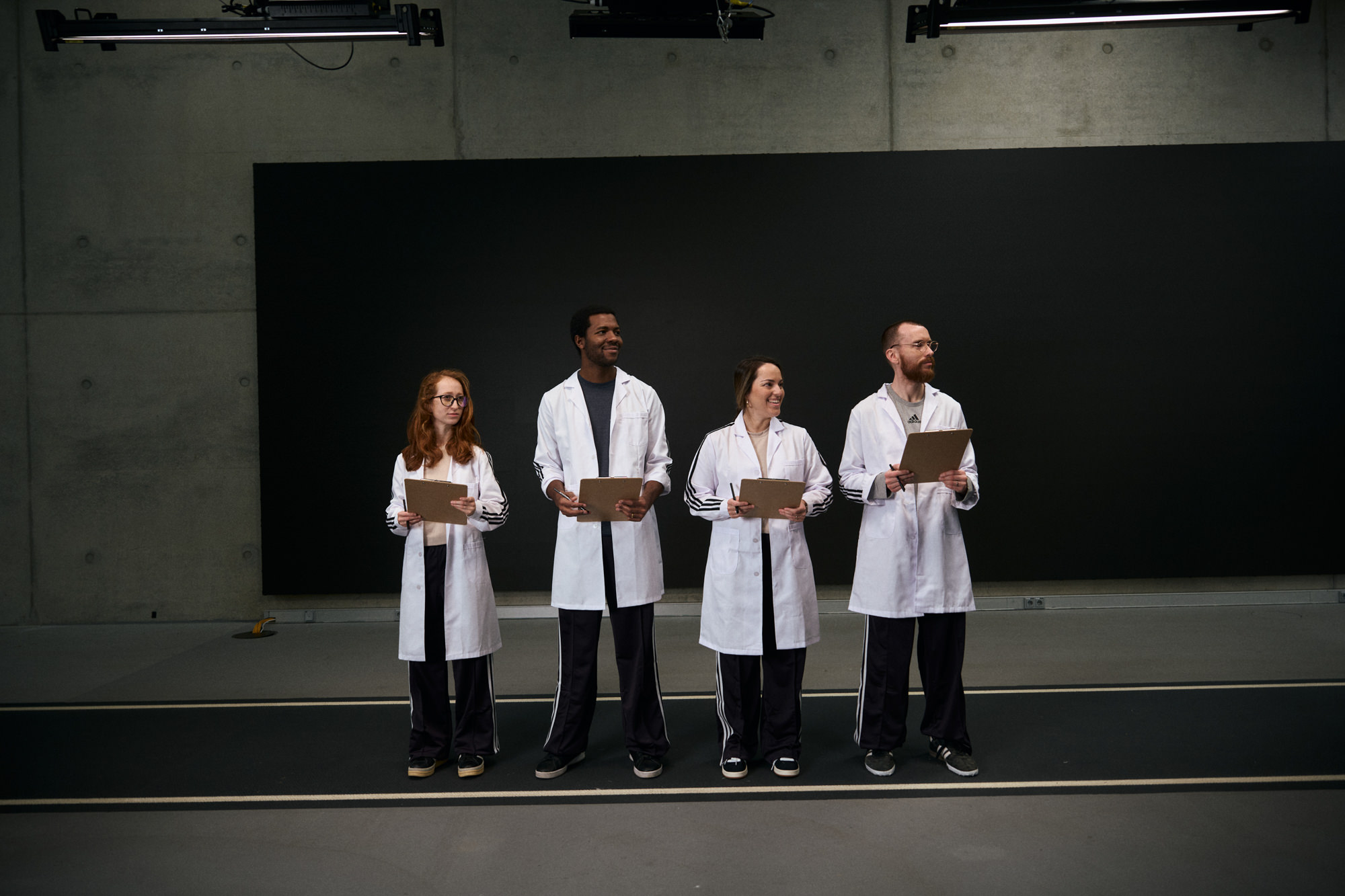 Die Darsteller proben ihre Abläufe bei einer Videoproduktion von quadratkollektiv. / The actors rehearse their routines during a video production by quadratkollektiv.