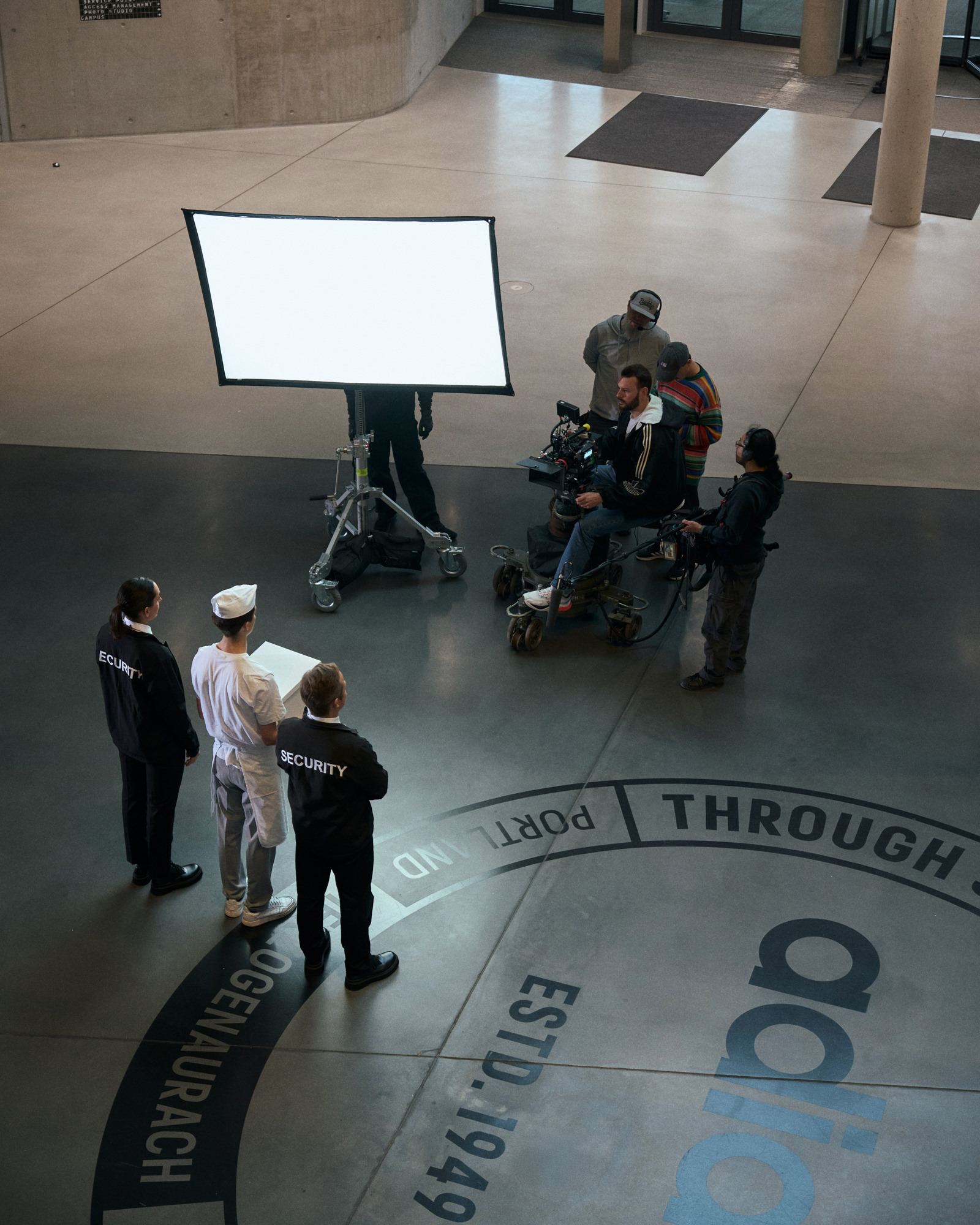 Bei einer Brandfilmproduktion von quadratkollektiv proben die Darsteller ihre Abläufe während final das Licht und die Kamera eingerichtet werden. / During a fire film production by quadratkollektiv, the actors rehearse their routines while the lighting and camera are being set up.